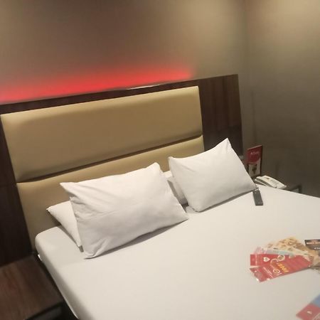 Hotel Sogo Pasay Wood Street Ngoại thất bức ảnh