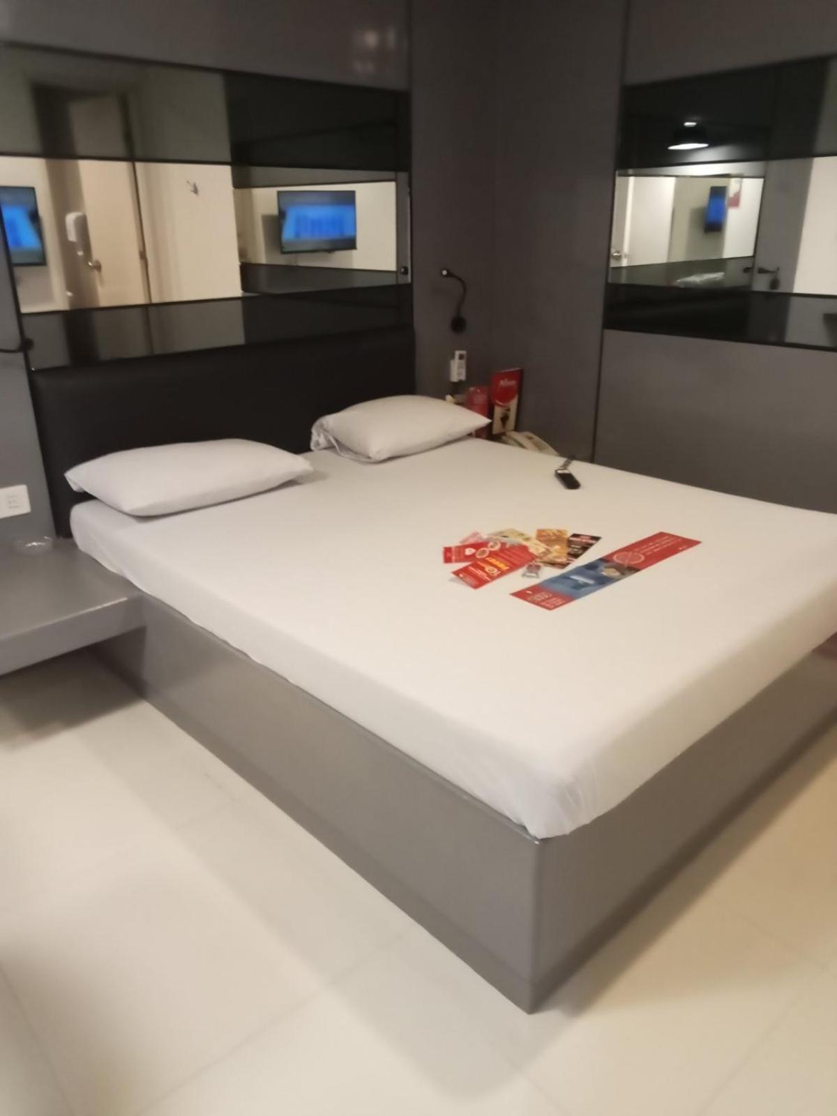 Hotel Sogo Pasay Wood Street Ngoại thất bức ảnh