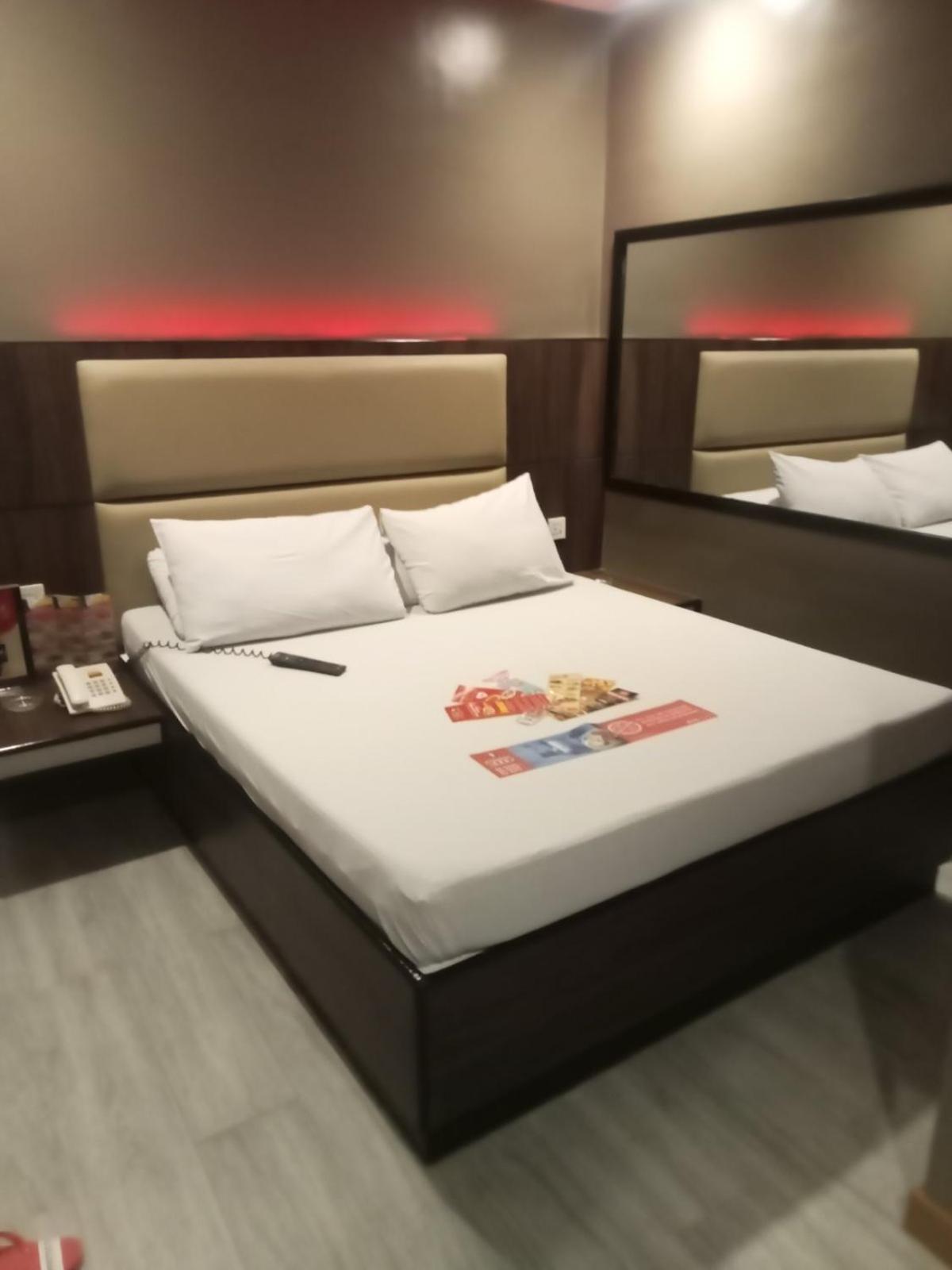 Hotel Sogo Pasay Wood Street Ngoại thất bức ảnh