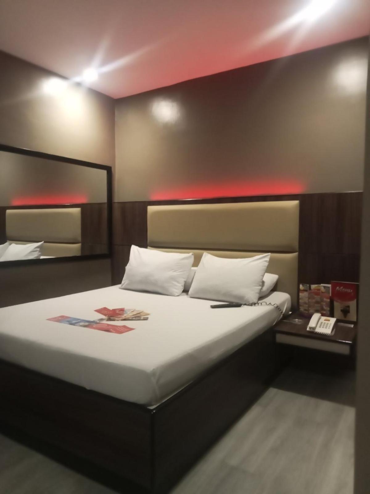 Hotel Sogo Pasay Wood Street Ngoại thất bức ảnh
